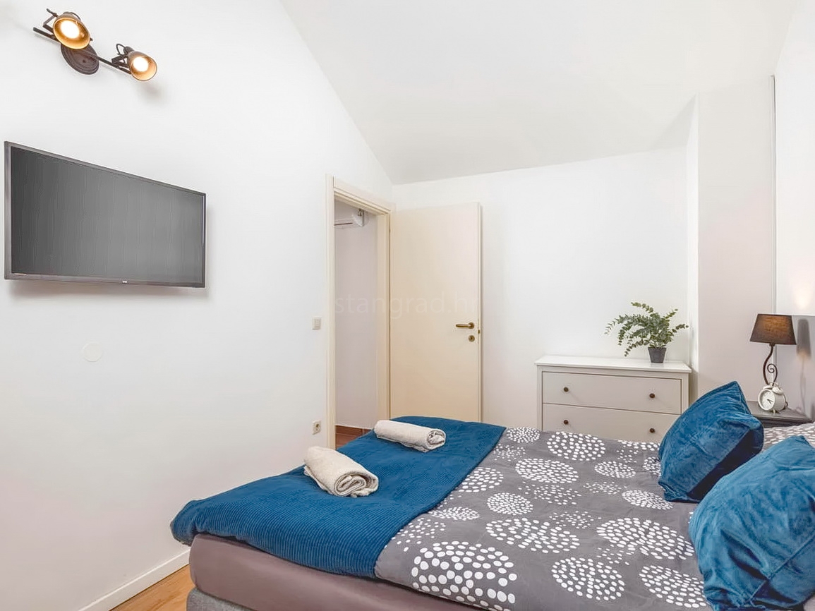 Uvala Soline, casa bifamiliare con piscina e giardino in posizione tranquilla!