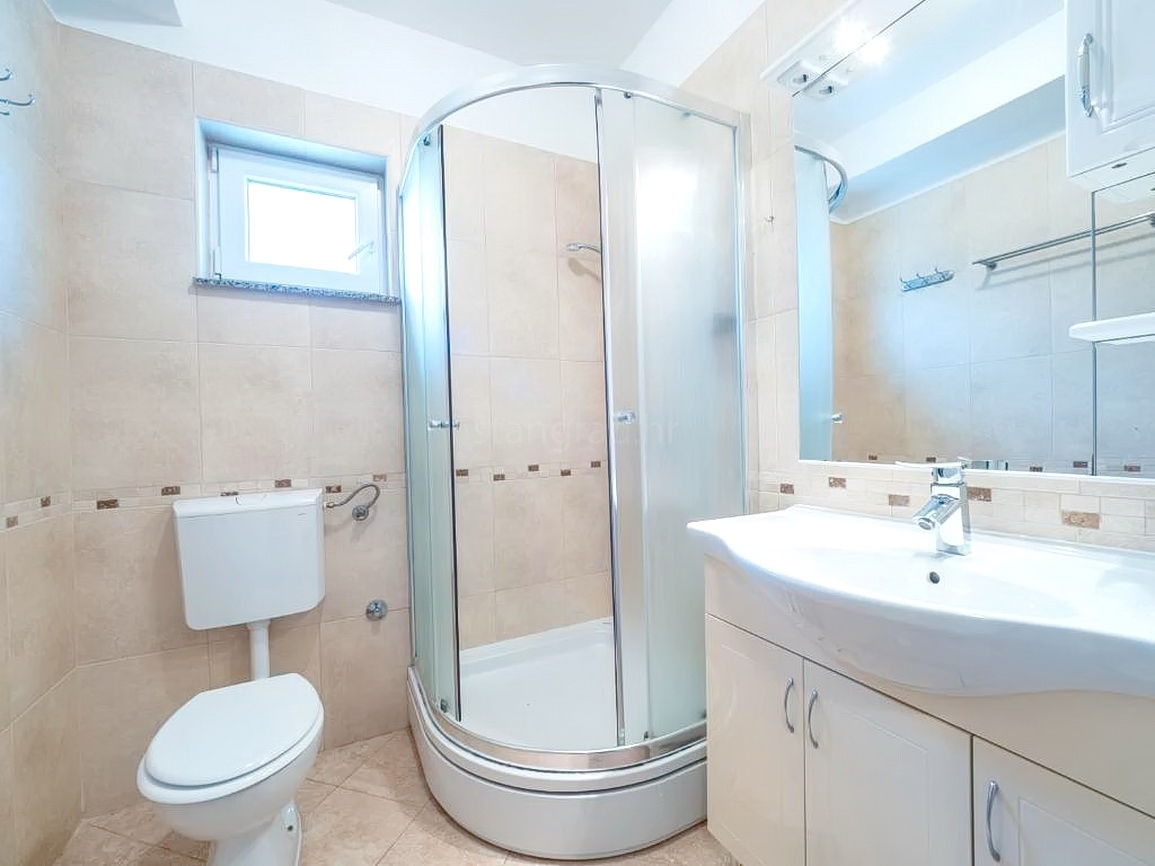 Baška, casa bifamiliare con due appartamenti e giardino!