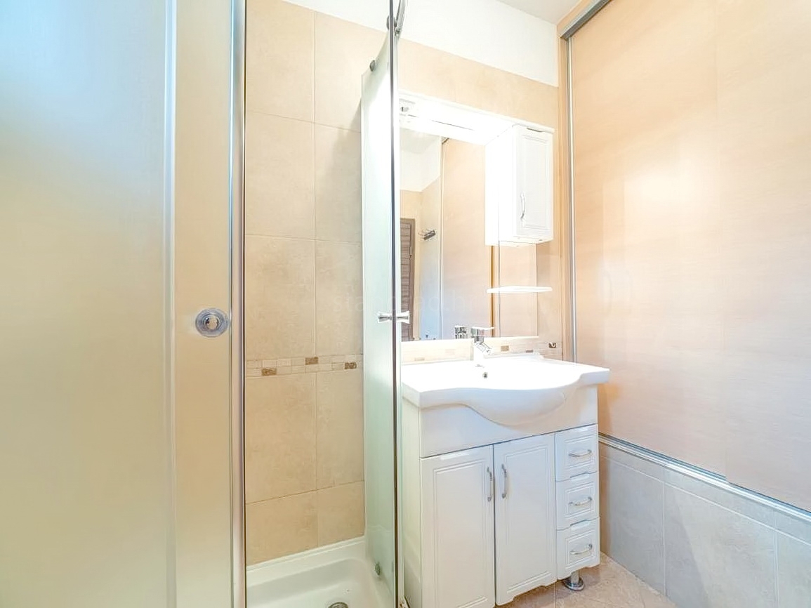 Baška, casa bifamiliare con due appartamenti e giardino!