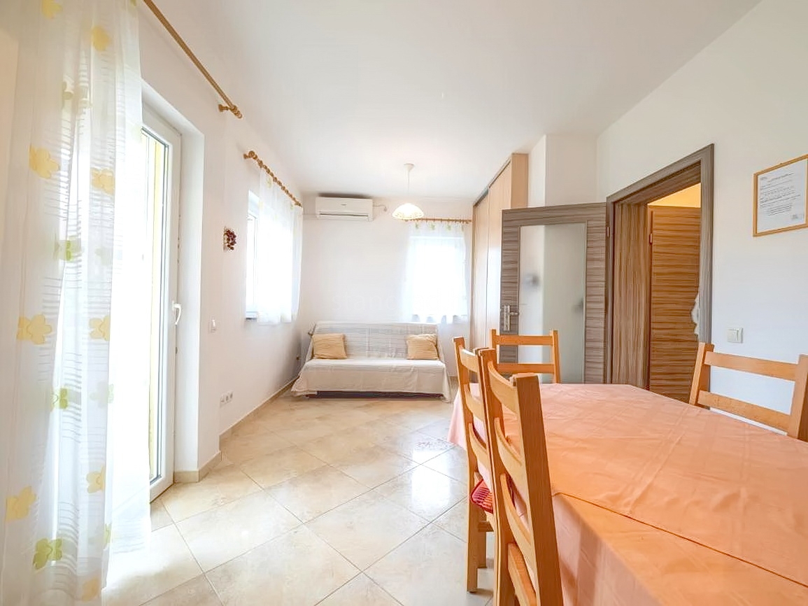 Baška, casa bifamiliare con due appartamenti e giardino!