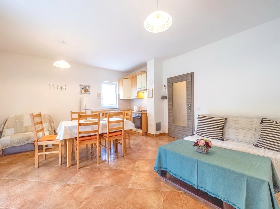 Baška, casa bifamiliare con due appartamenti e giardino!