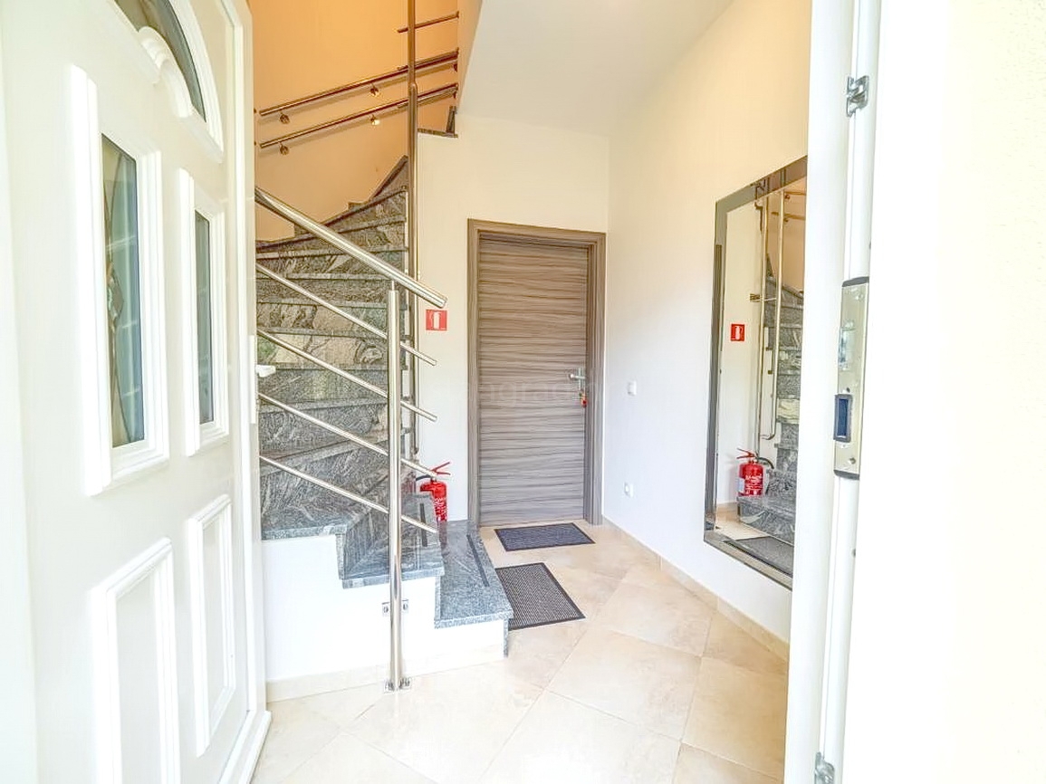 Baška, casa bifamiliare con due appartamenti e giardino!