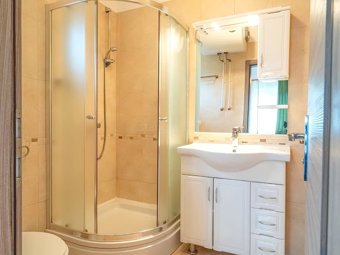 Baška, casa bifamiliare con due appartamenti e giardino!