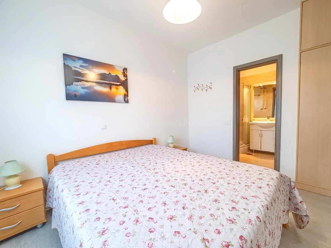 Baška, casa bifamiliare con due appartamenti e giardino!