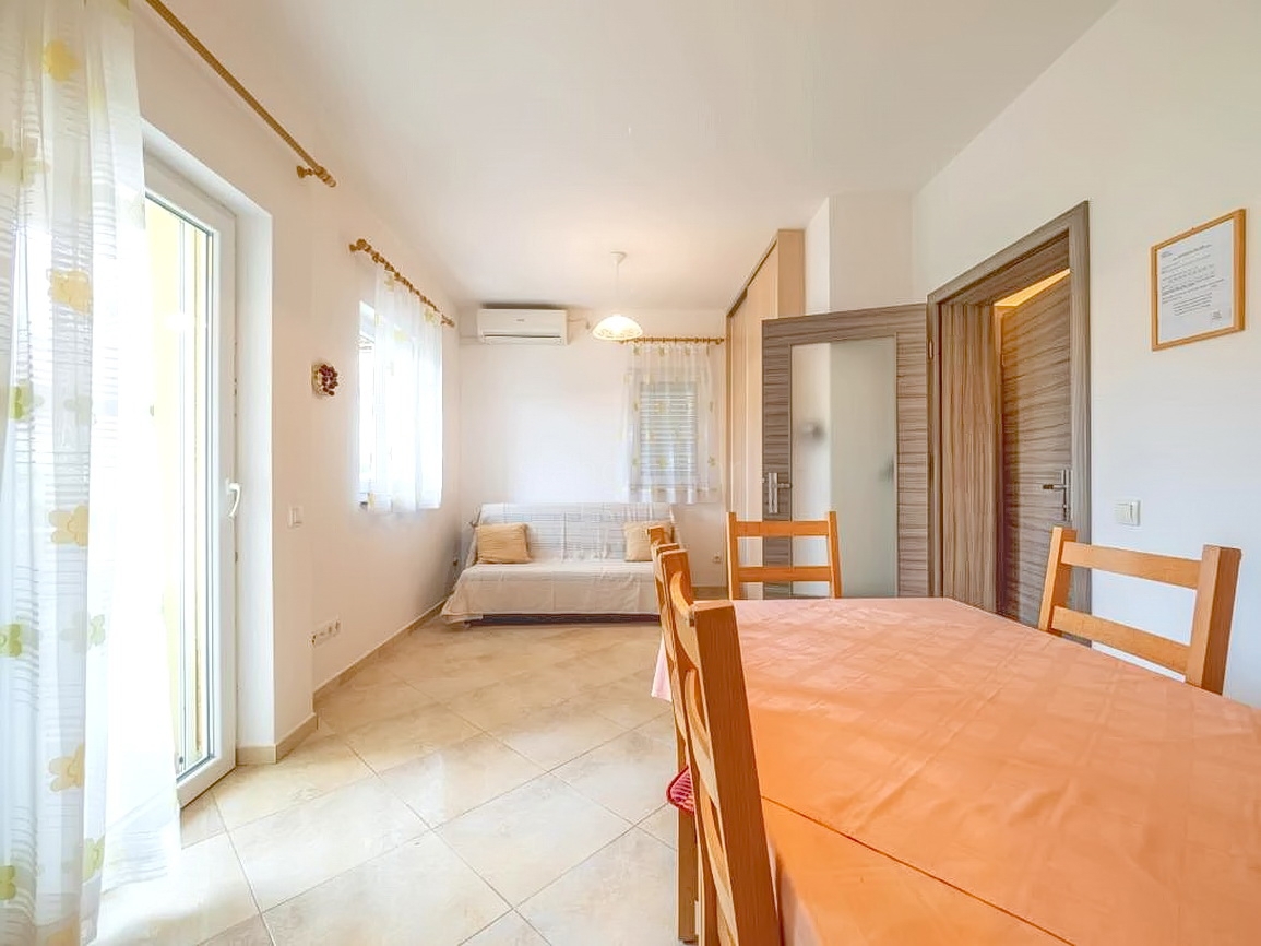 Baška, casa bifamiliare con due appartamenti e giardino!