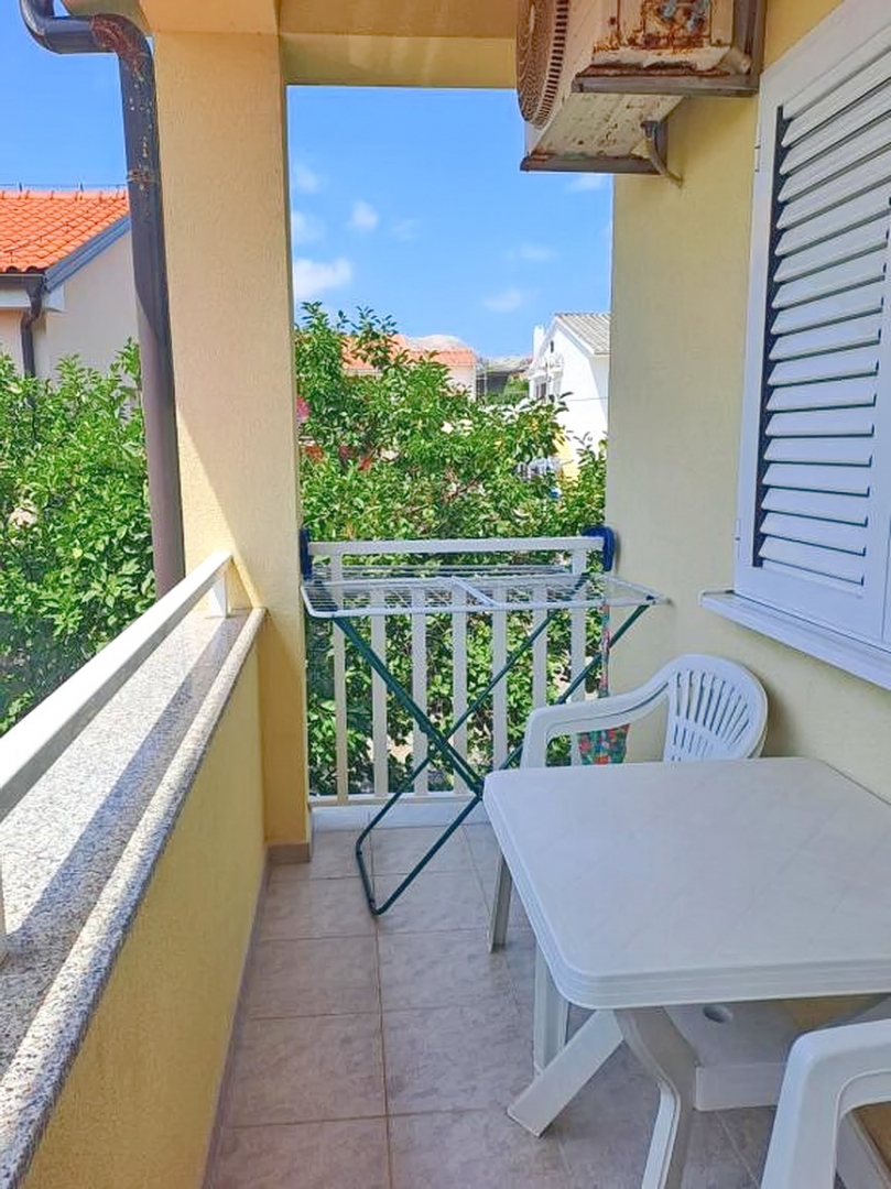 Baška, casa bifamiliare con due appartamenti e giardino!