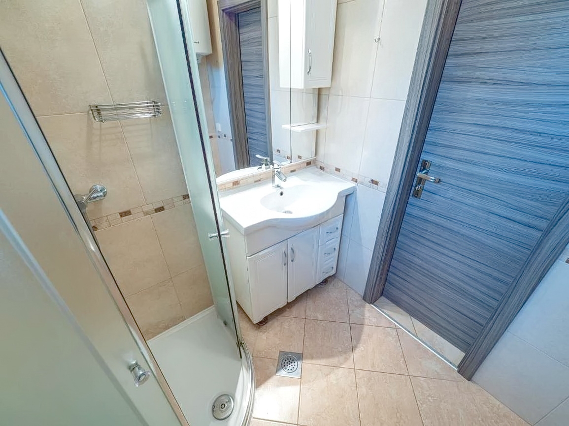 Baška, casa bifamiliare con due appartamenti e giardino!