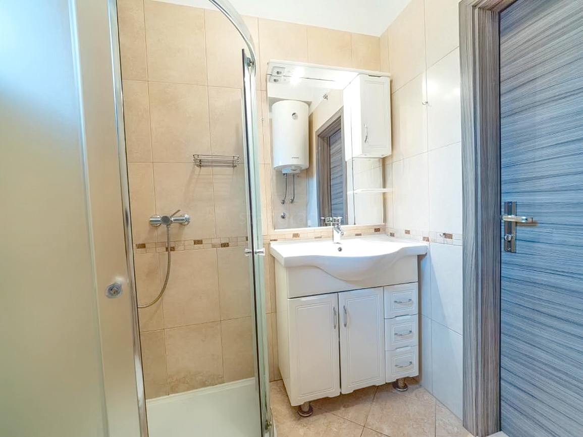 Baška, casa bifamiliare con due appartamenti e giardino!