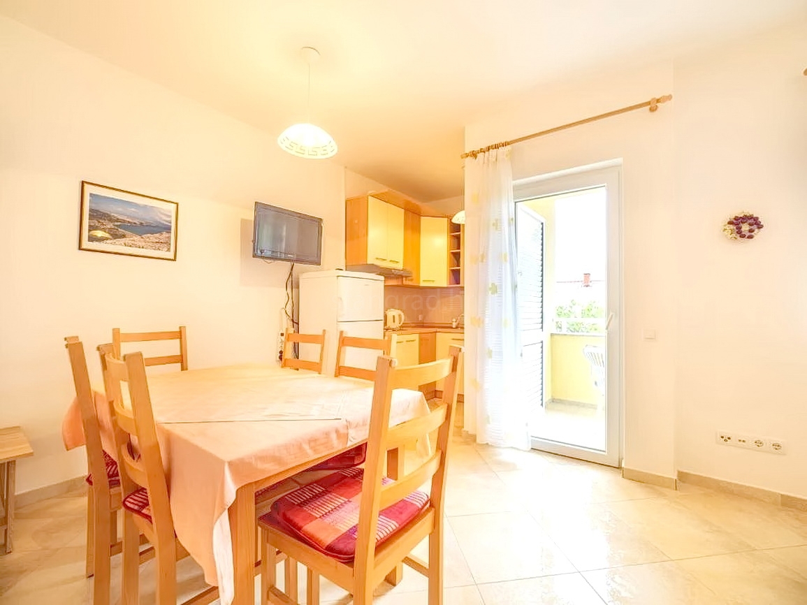 Baška, casa bifamiliare con due appartamenti e giardino!