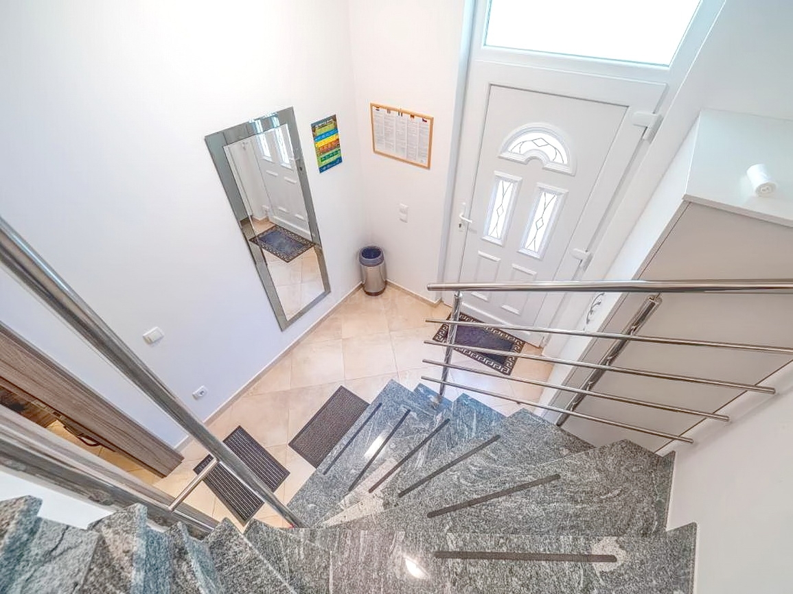 Baška, casa bifamiliare con due appartamenti e giardino!