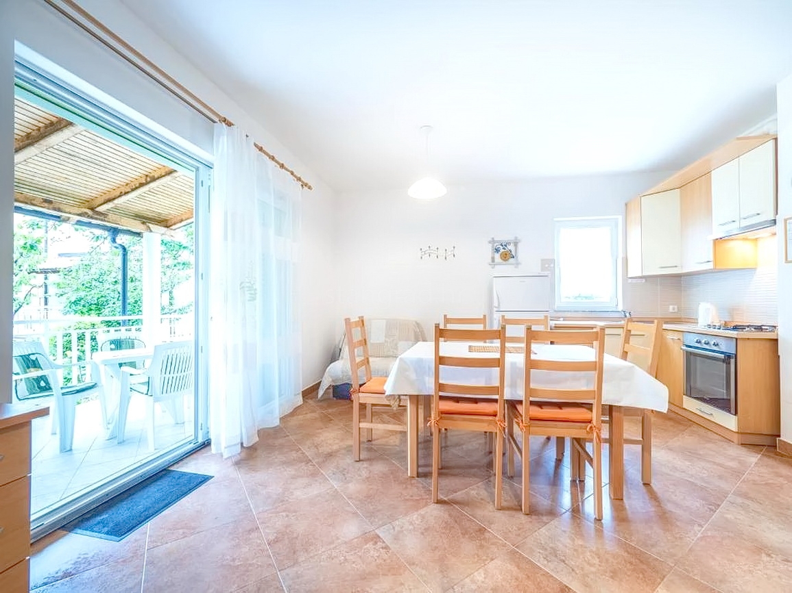 Baška, casa bifamiliare con due appartamenti e giardino!