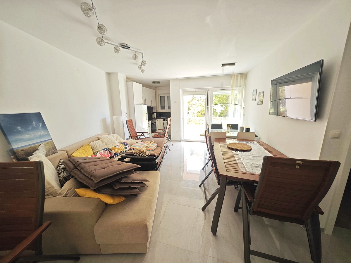 Njivice, appartamento al piano terra con giardino e vista mare!