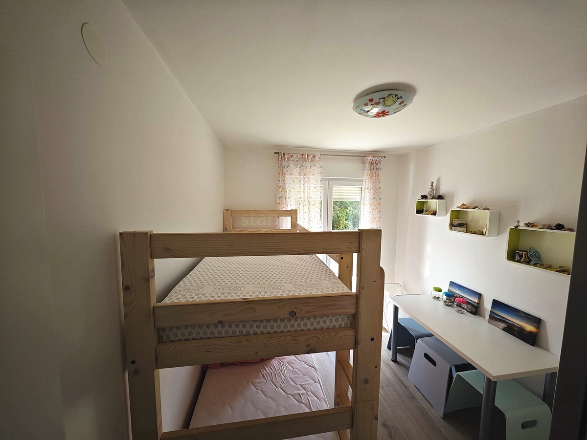 Njivice, appartamento al piano terra con giardino e vista mare!