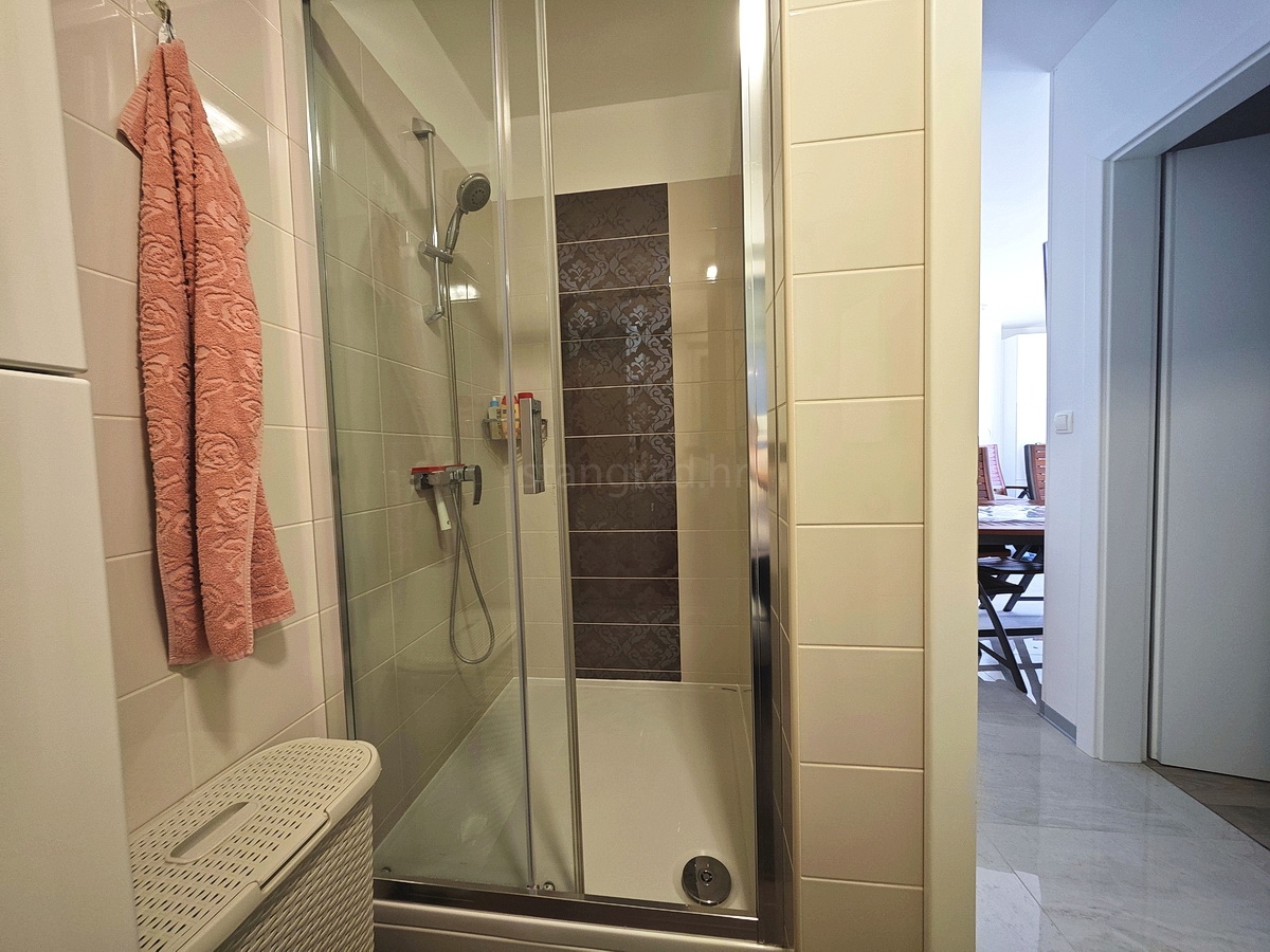 Njivice, appartamento al piano terra con giardino e vista mare!