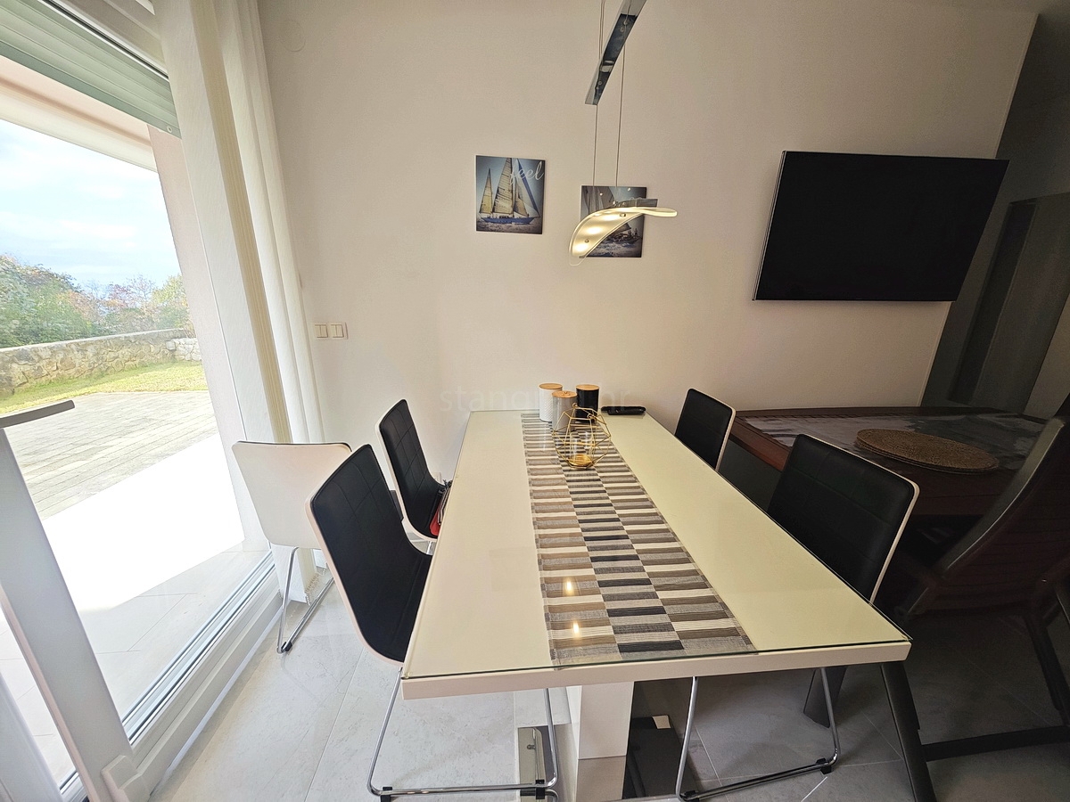 Njivice, appartamento al piano terra con giardino e vista mare!