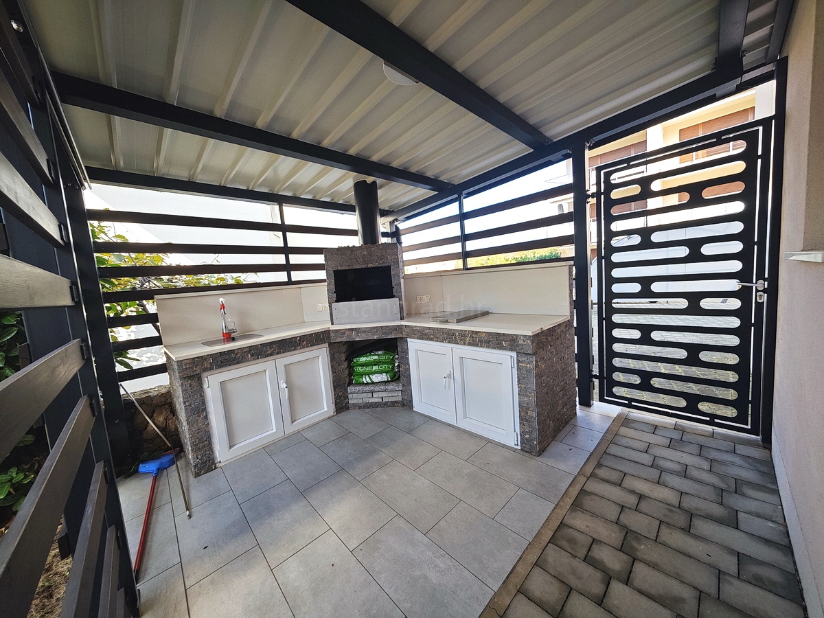 Njivice, appartamento al piano terra con giardino e vista mare!