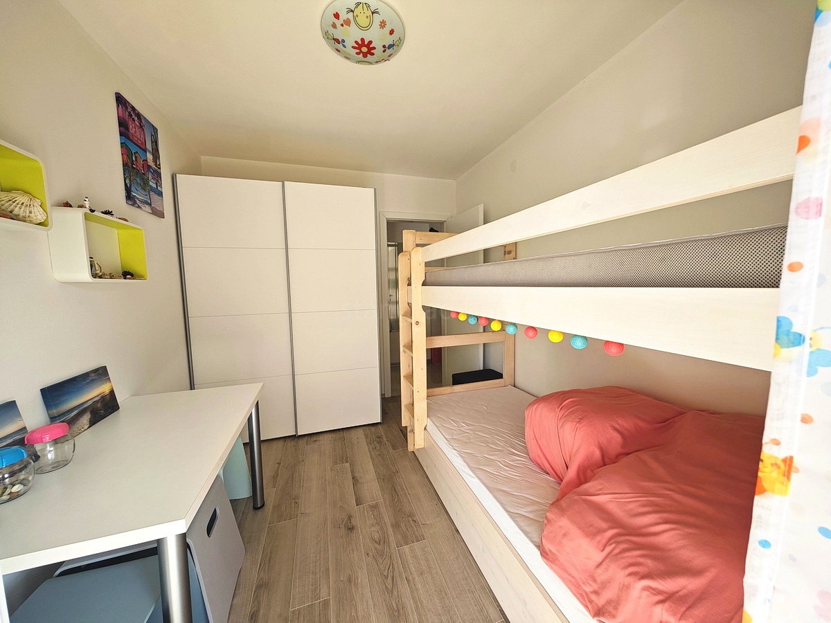 Njivice, appartamento al piano terra con giardino e vista mare!