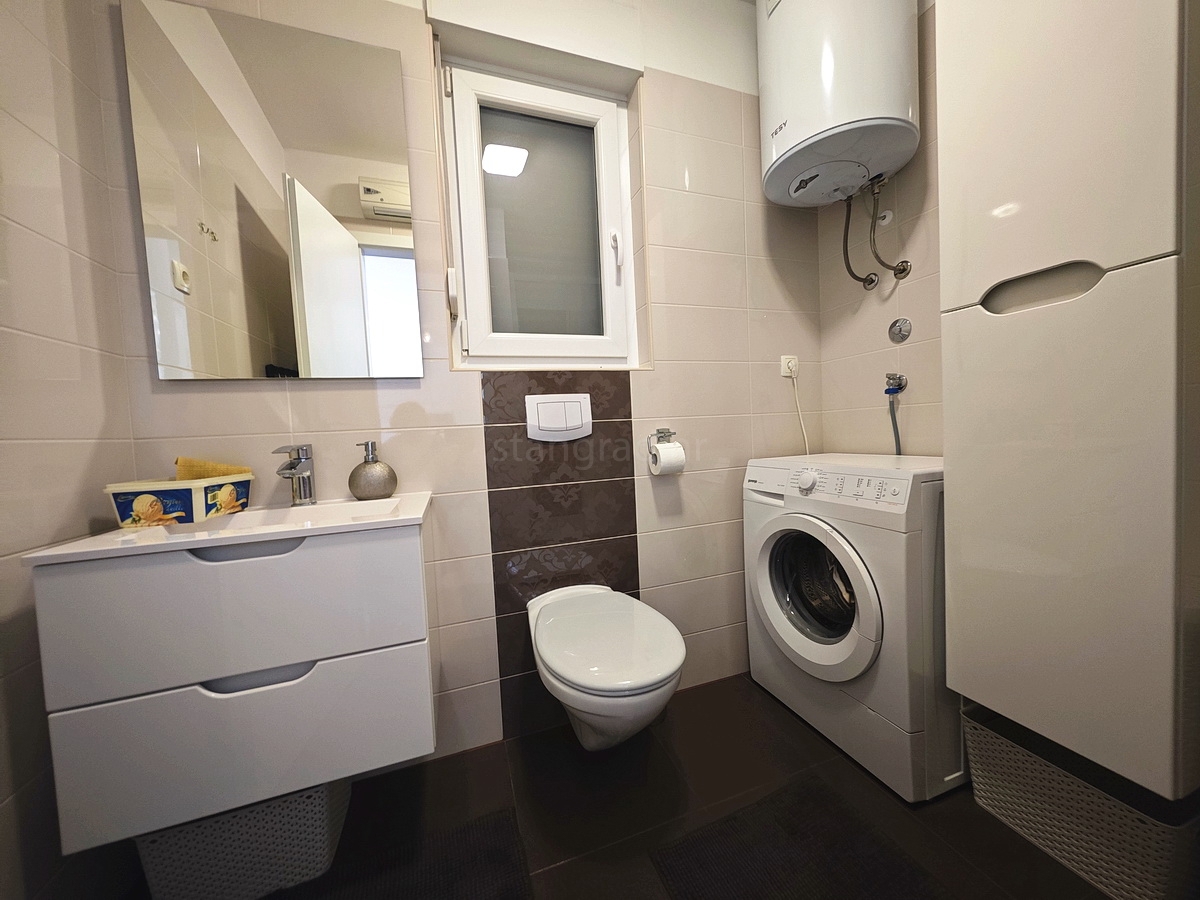 Njivice, appartamento al piano terra con giardino e vista mare!