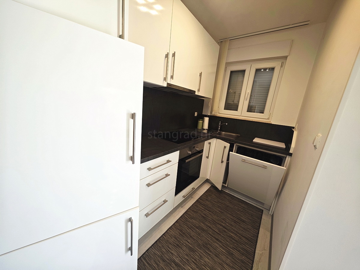 Njivice, appartamento al piano terra con giardino e vista mare!