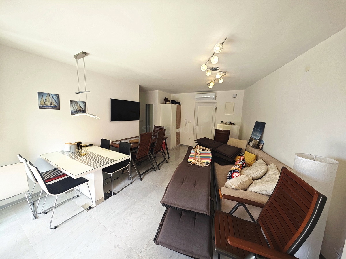 Njivice, appartamento al piano terra con giardino e vista mare!