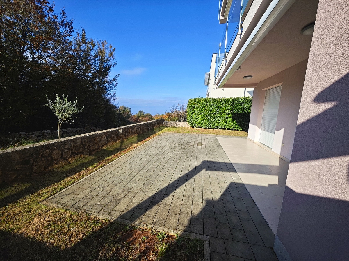 Njivice, appartamento al piano terra con giardino e vista mare!