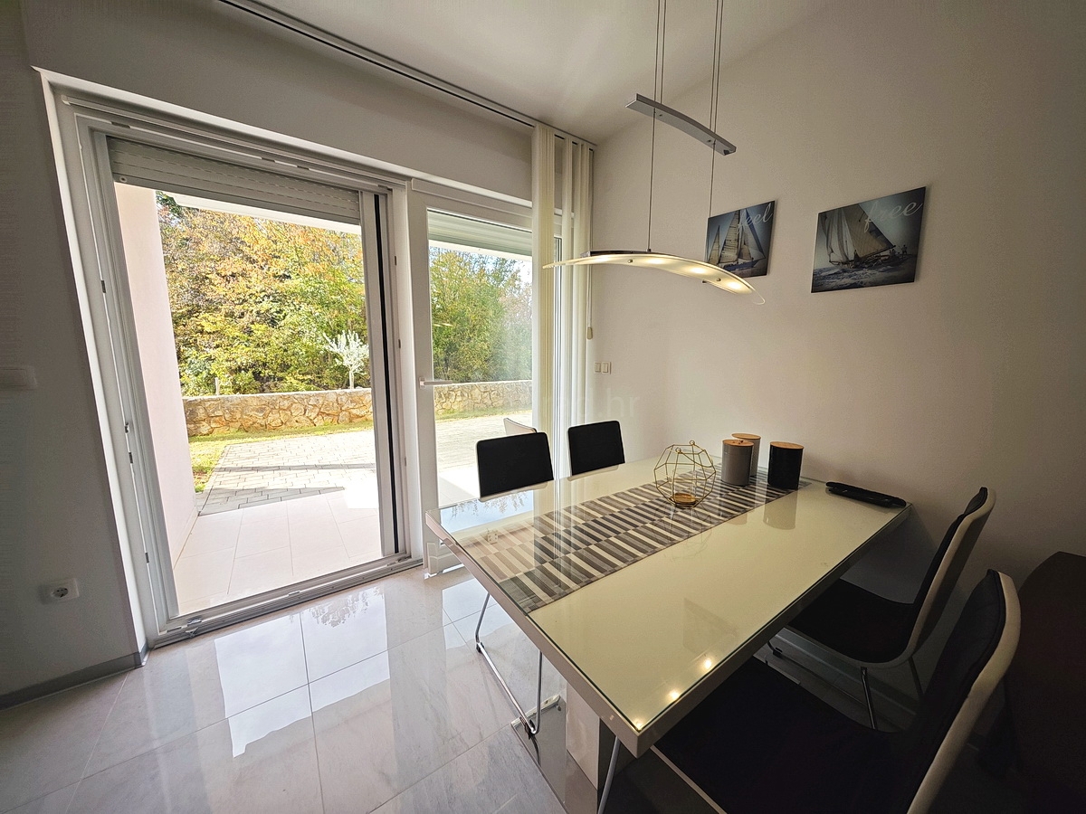 Njivice, appartamento al piano terra con giardino e vista mare!