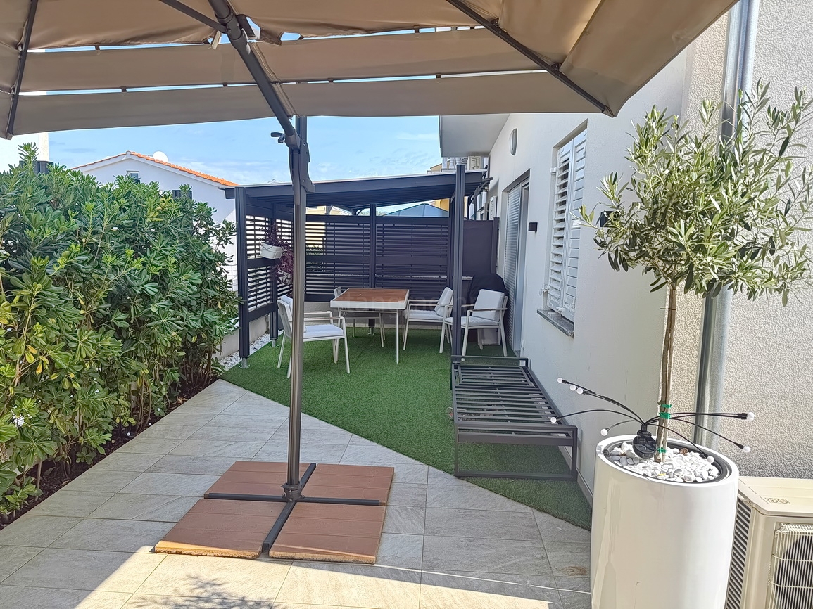 Malinska, moderno appartamento al piano terra con ampio giardino!