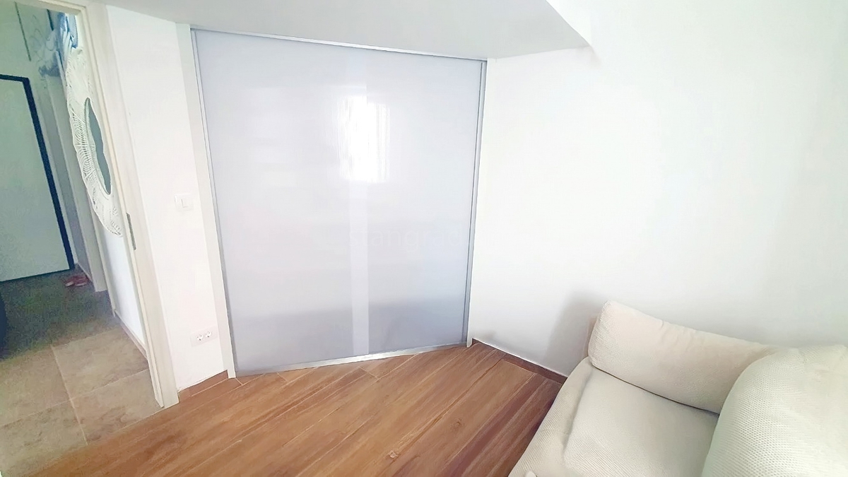 Malinska, moderno appartamento al piano terra con ampio giardino!