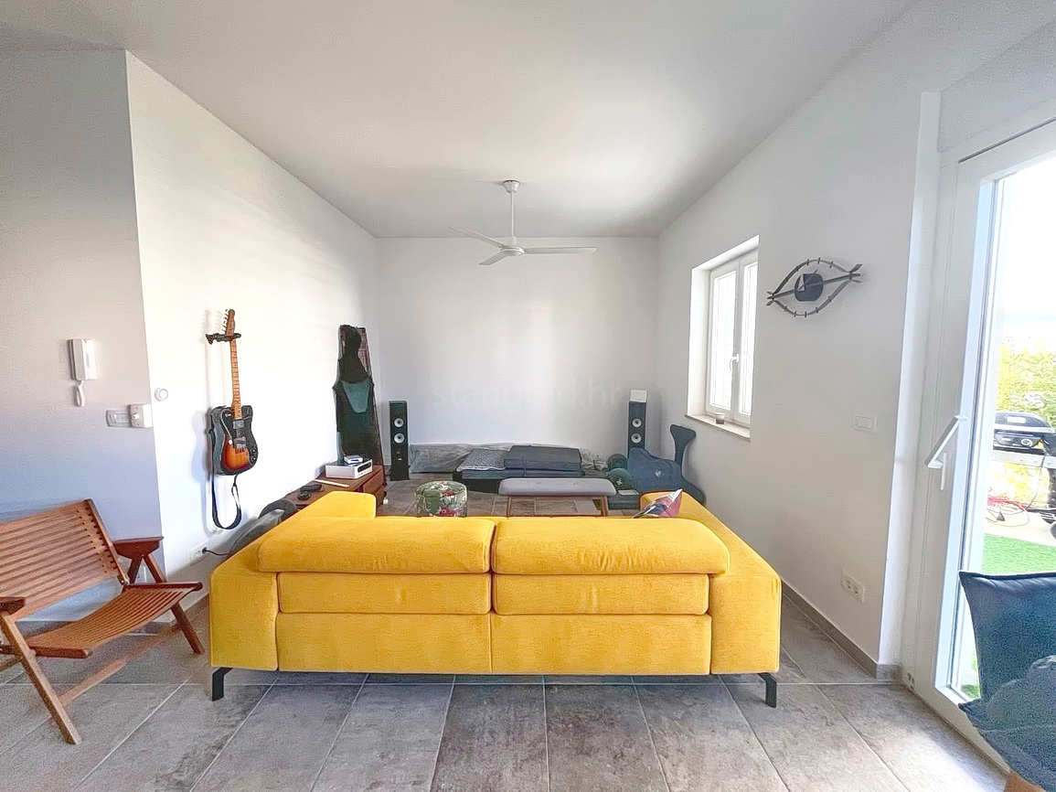 Malinska, moderno appartamento al piano terra con ampio giardino!