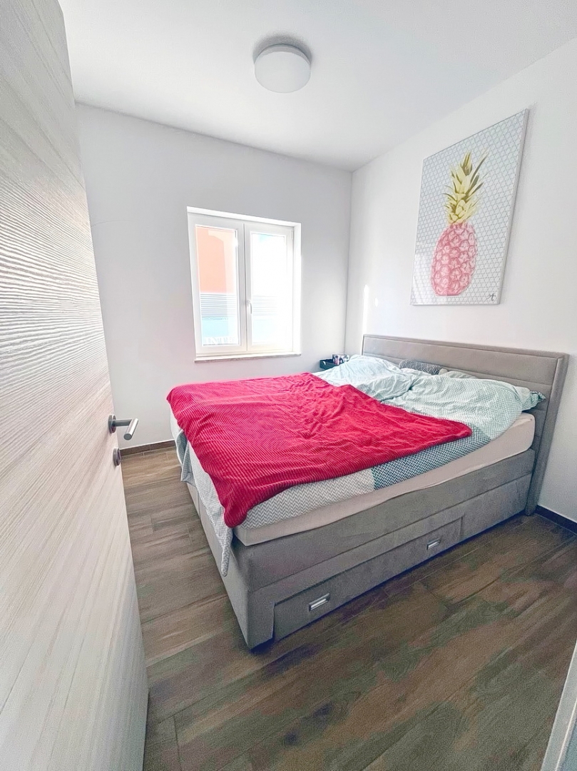 Malinska, moderno appartamento al piano terra con ampio giardino!