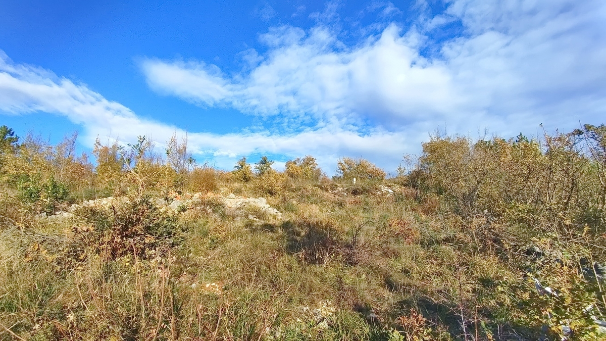 Crikvenica, terreno edificabile con documentazione di progetto!