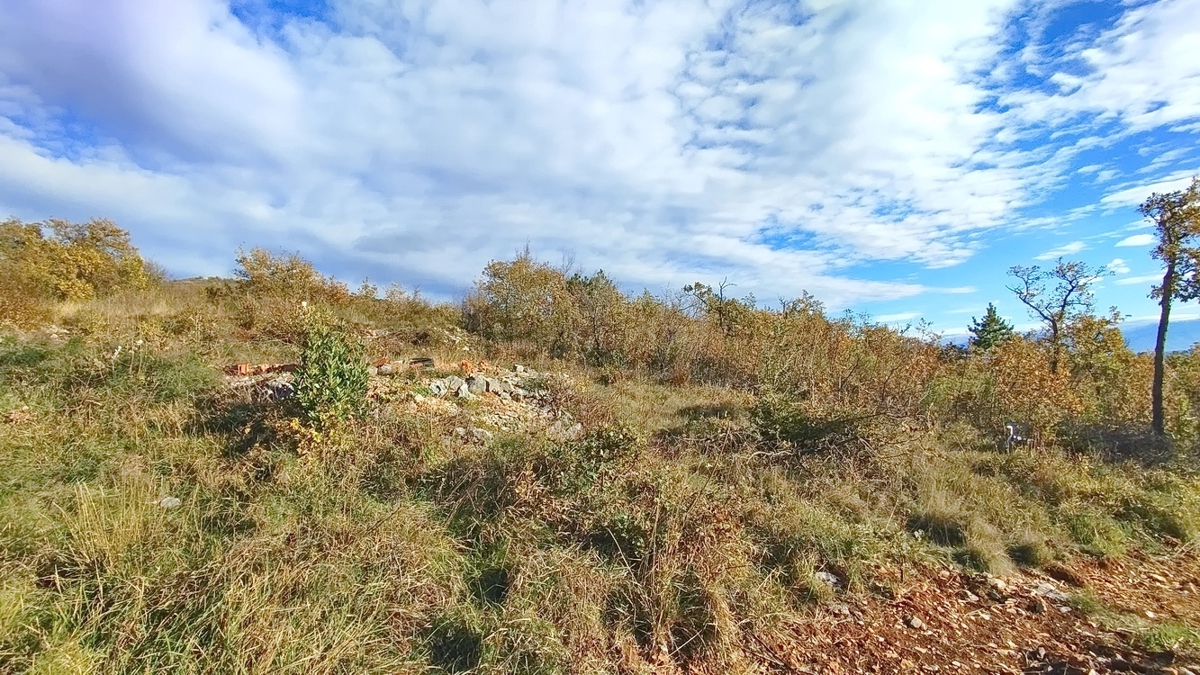 Crikvenica, terreno edificabile con documentazione di progetto!