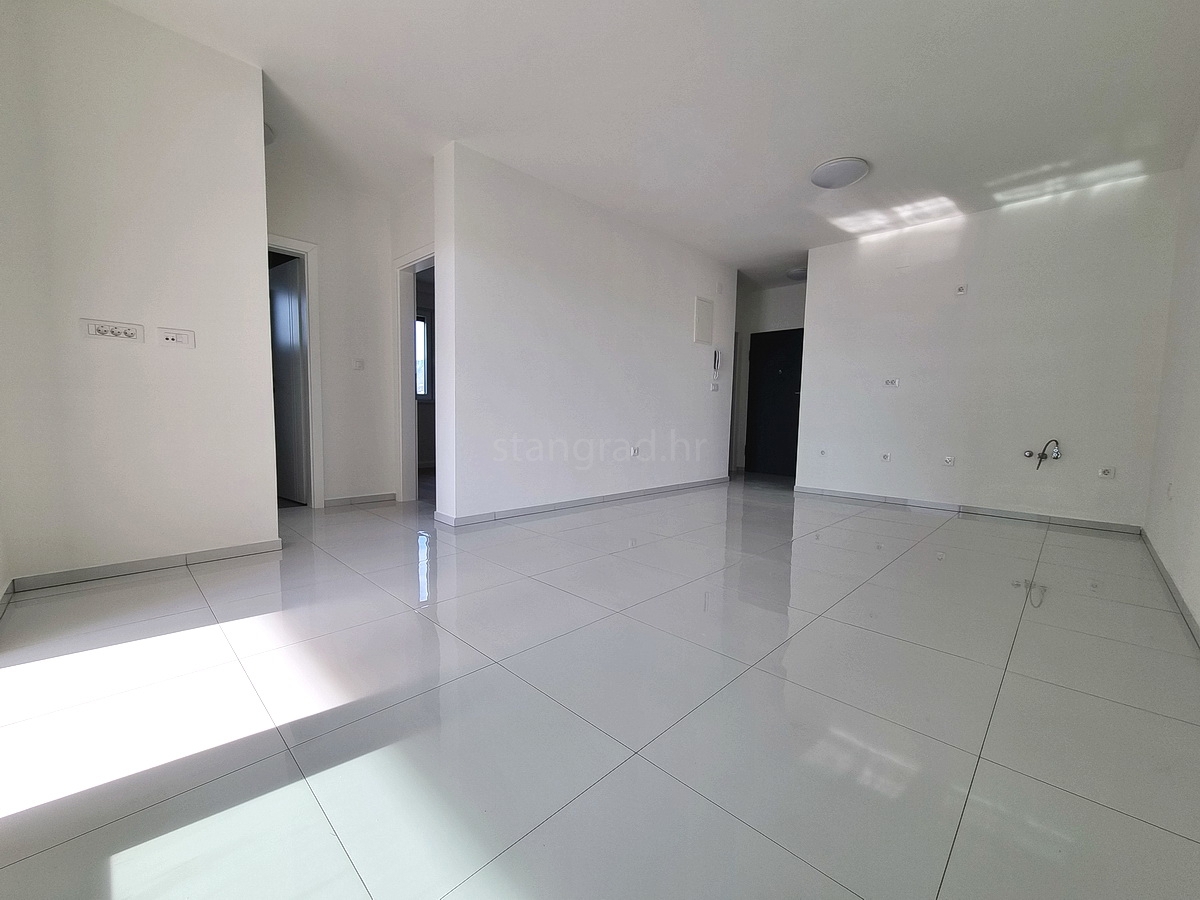 Novi Vinodolski, nuovo appartamento al piano terra con giardino!