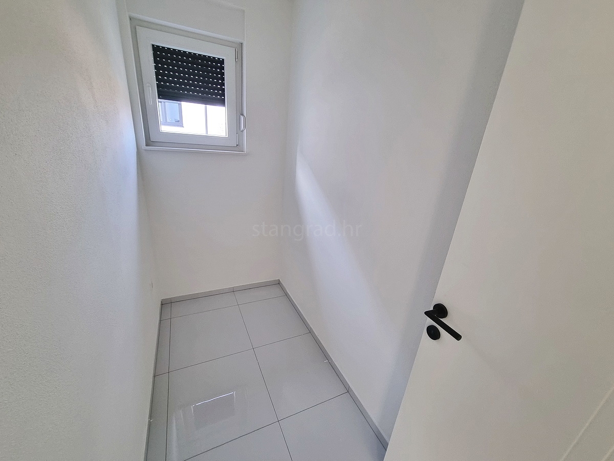 Novi Vinodolski, nuovo appartamento al piano terra con giardino!