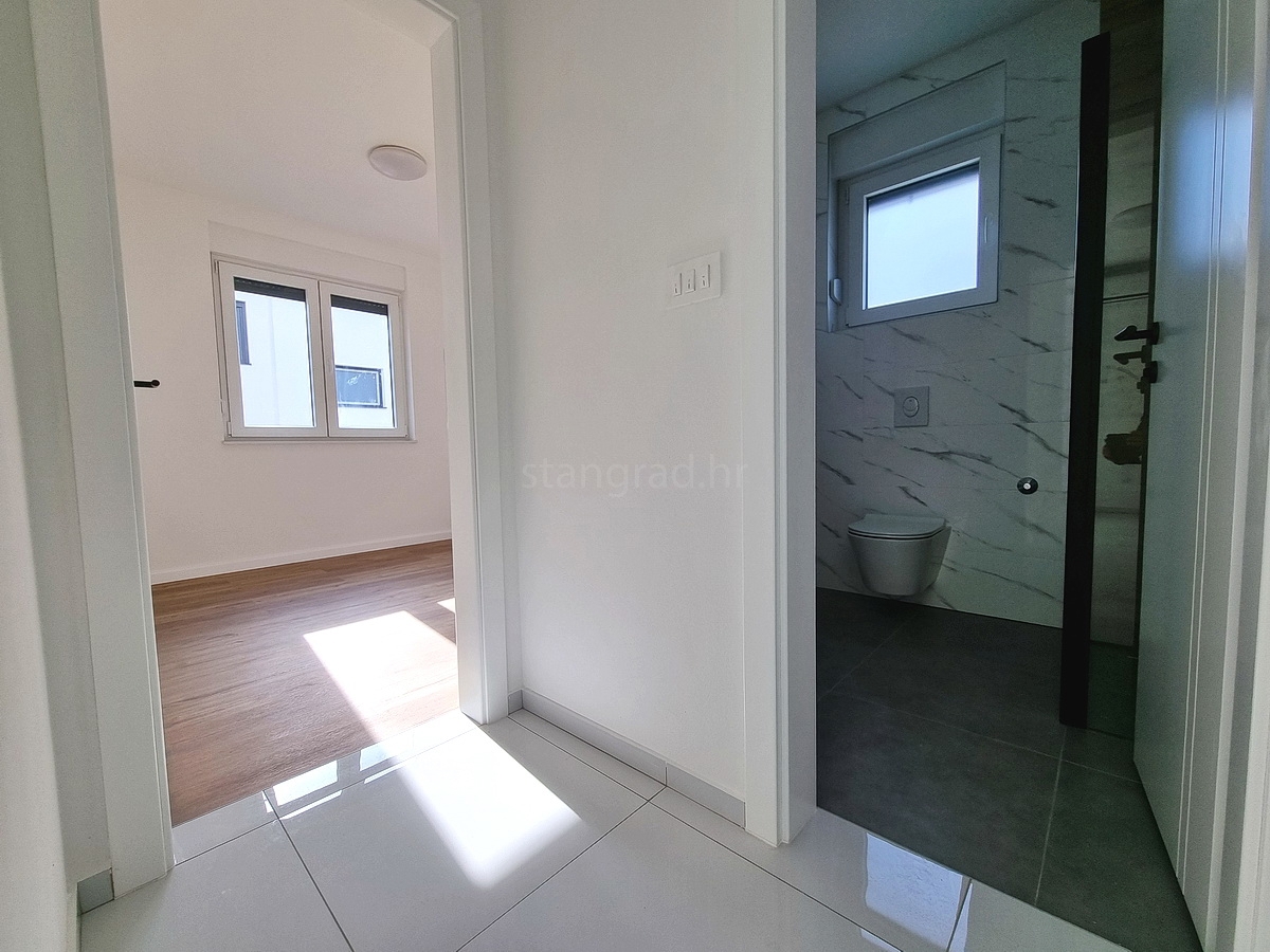 Novi Vinodolski, nuovo appartamento al piano terra con giardino!