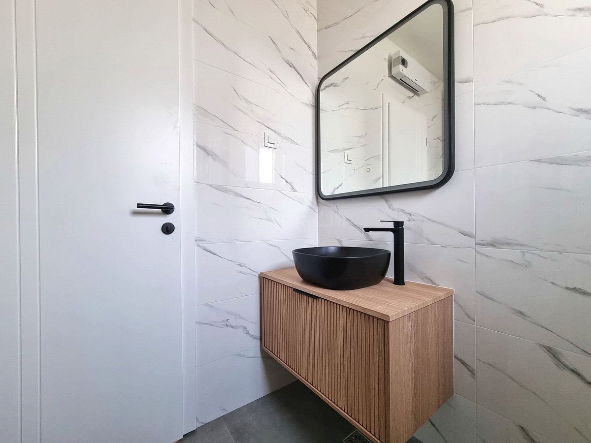 Novi Vinodolski, nuovo appartamento al piano terra con giardino!