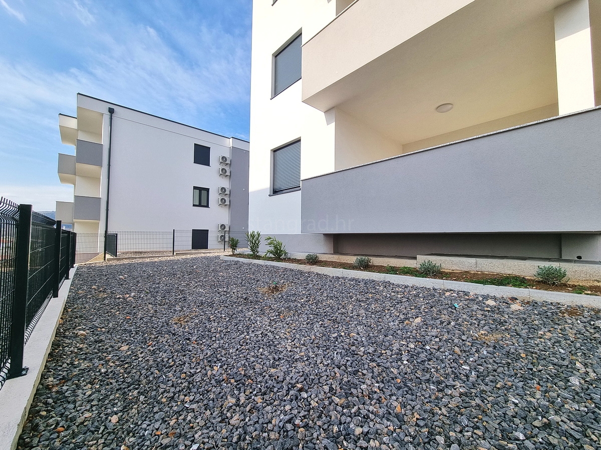 Novi Vinodolski, nuovo appartamento al piano terra con giardino!