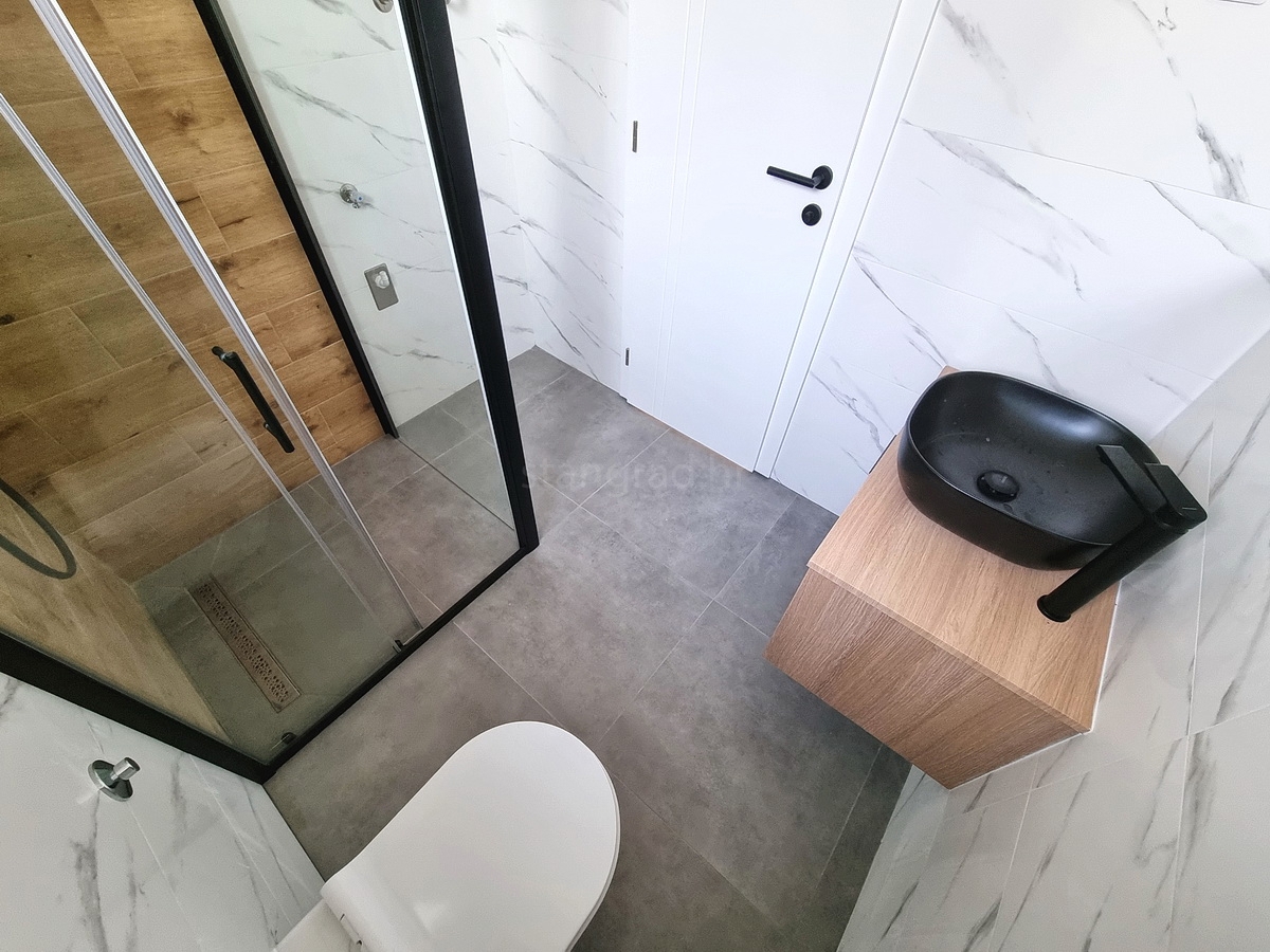 Novi Vinodolski, nuovo appartamento al piano terra con giardino!