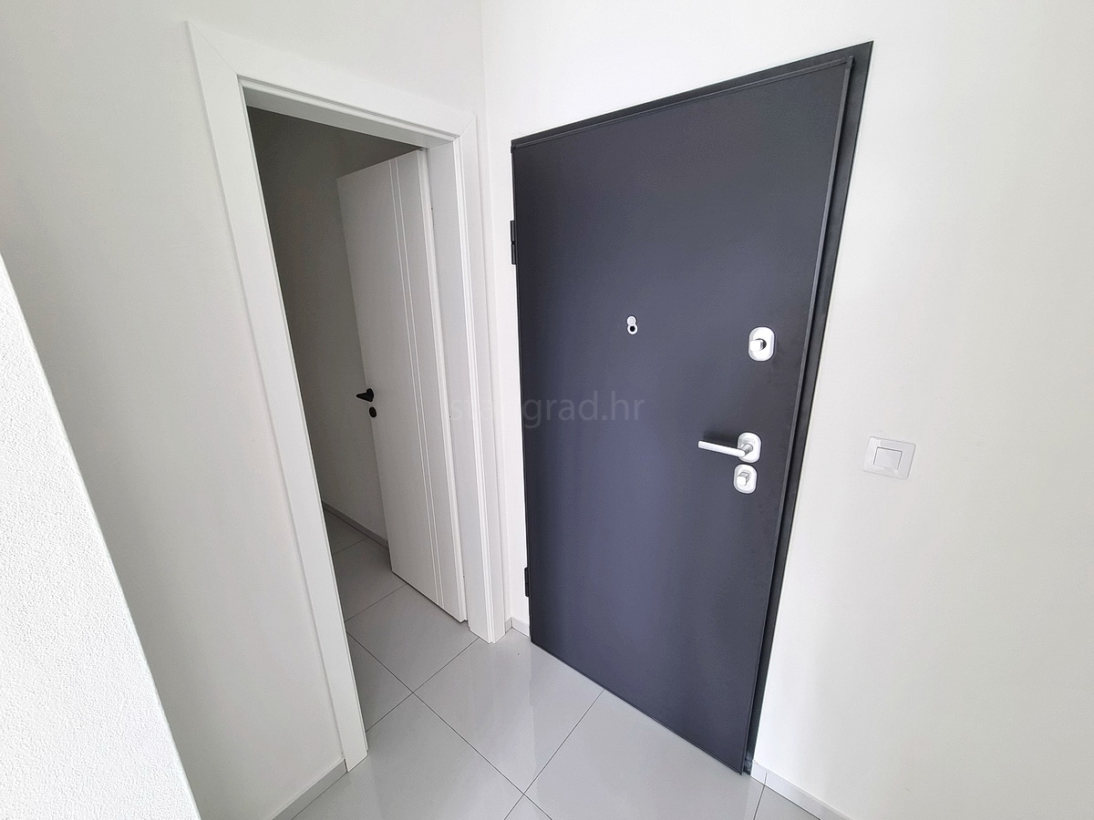 Novi Vinodolski, nuovo appartamento al piano terra con giardino!