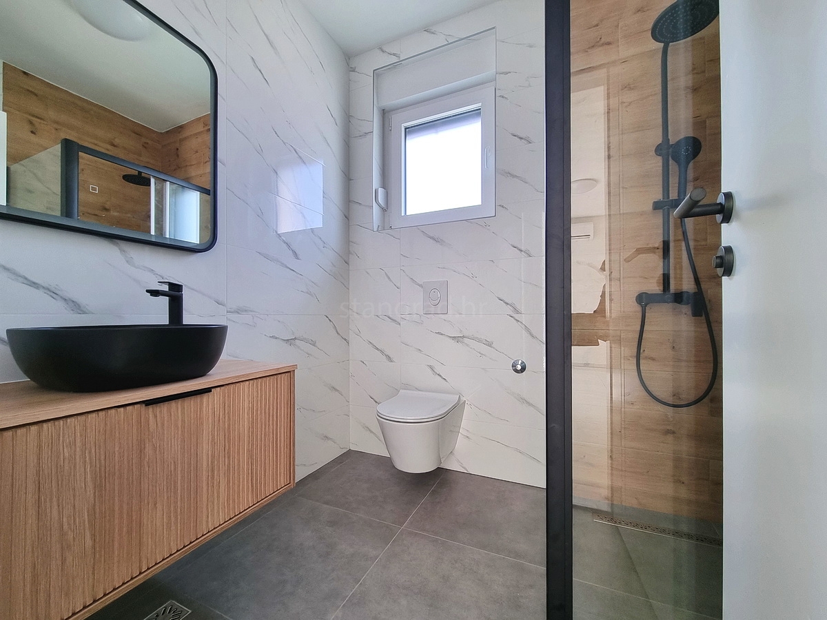 Novi Vinodolski, nuovo appartamento al piano terra con giardino!