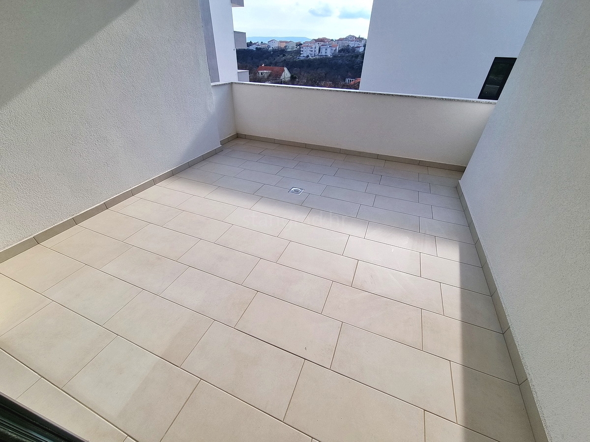 Novi Vinodolski, nuovo appartamento al piano terra con giardino!