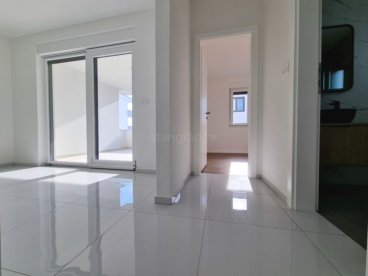 Novi Vinodolski, nuovo appartamento al piano terra con giardino!