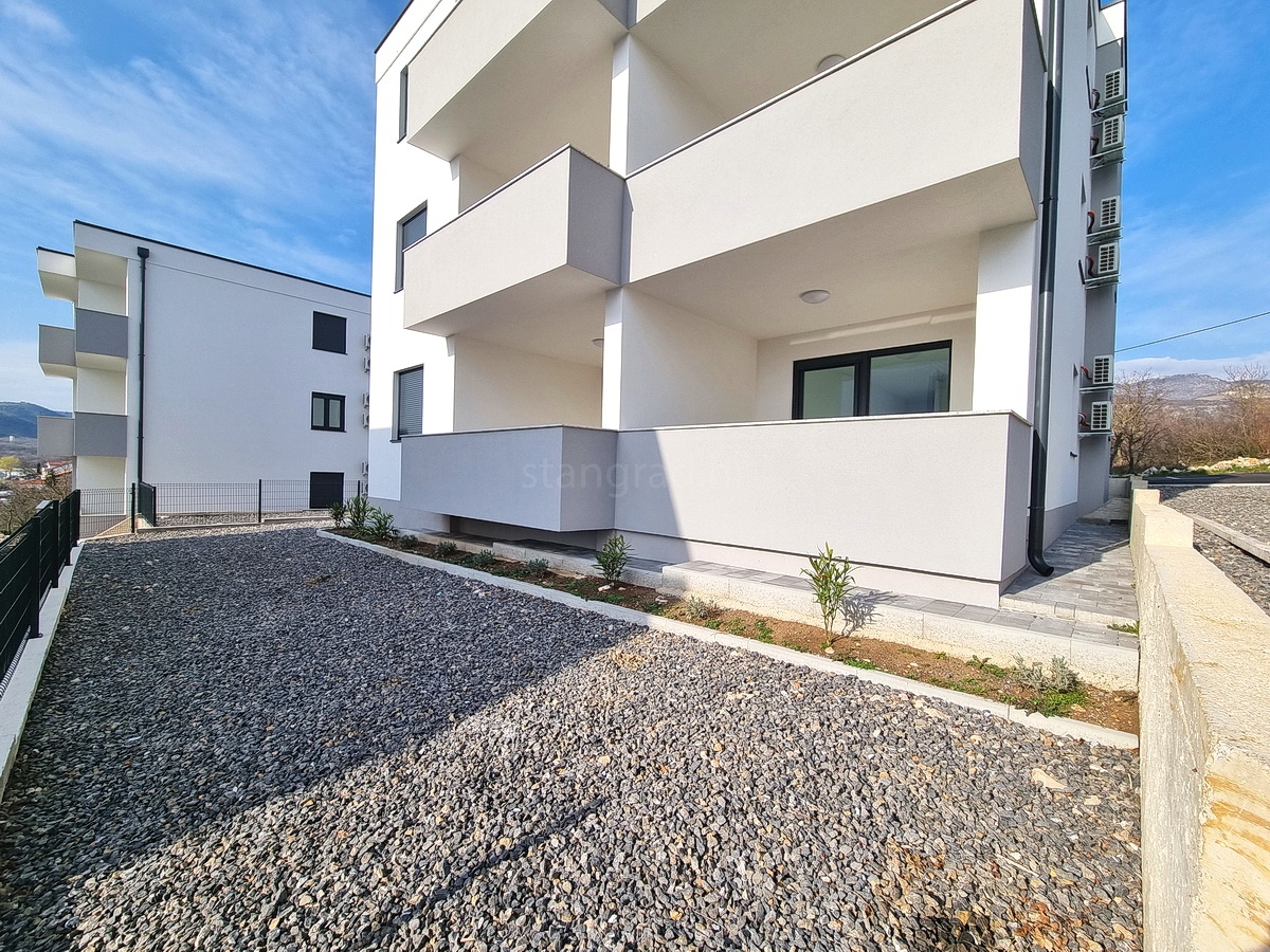 Novi Vinodolski, nuovo appartamento al piano terra con giardino!