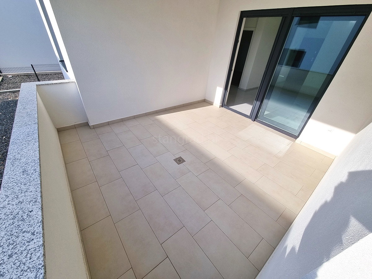 Novi Vinodolski, nuovo appartamento al piano terra con giardino!