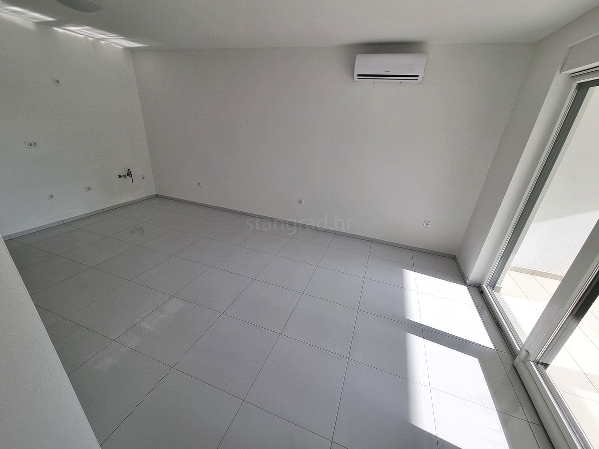 Novi Vinodolski, nuovo appartamento al piano terra con giardino!