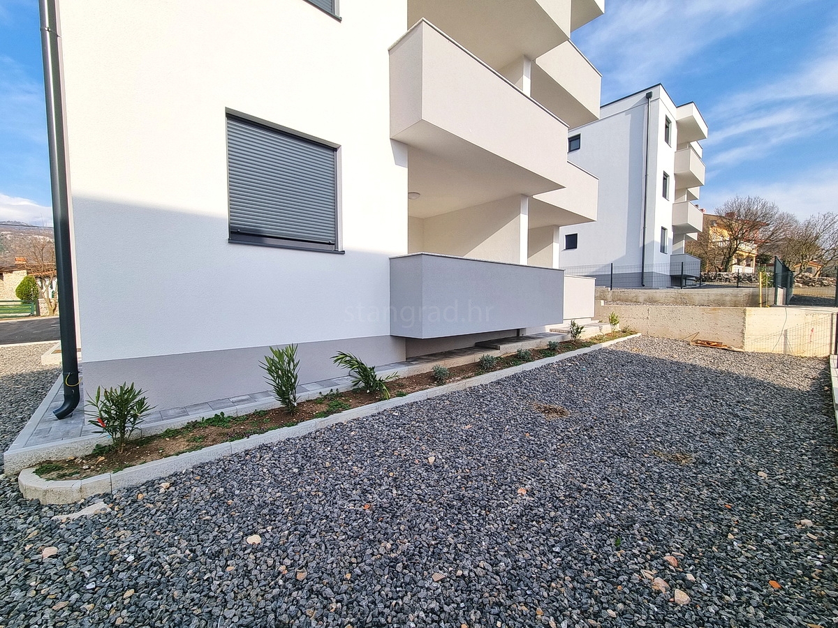 Novi Vinodolski, nuovo appartamento al piano terra con giardino!