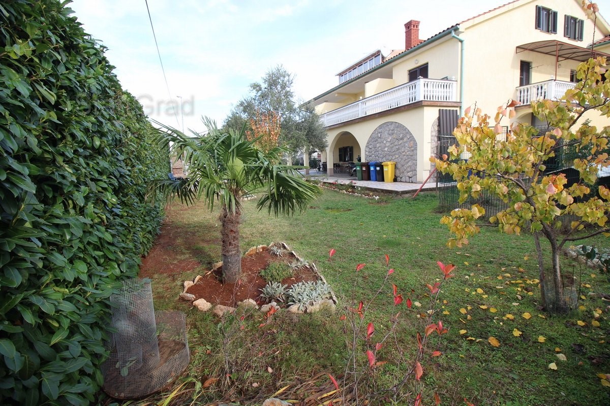 Casa con 4 appartamenti e 12 camere, adatta per una casa di riposo o un ostello