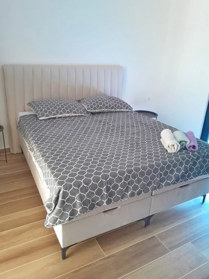 Malinska, nuovo appartamento duplex con piscina, a 200 m dal mare !!