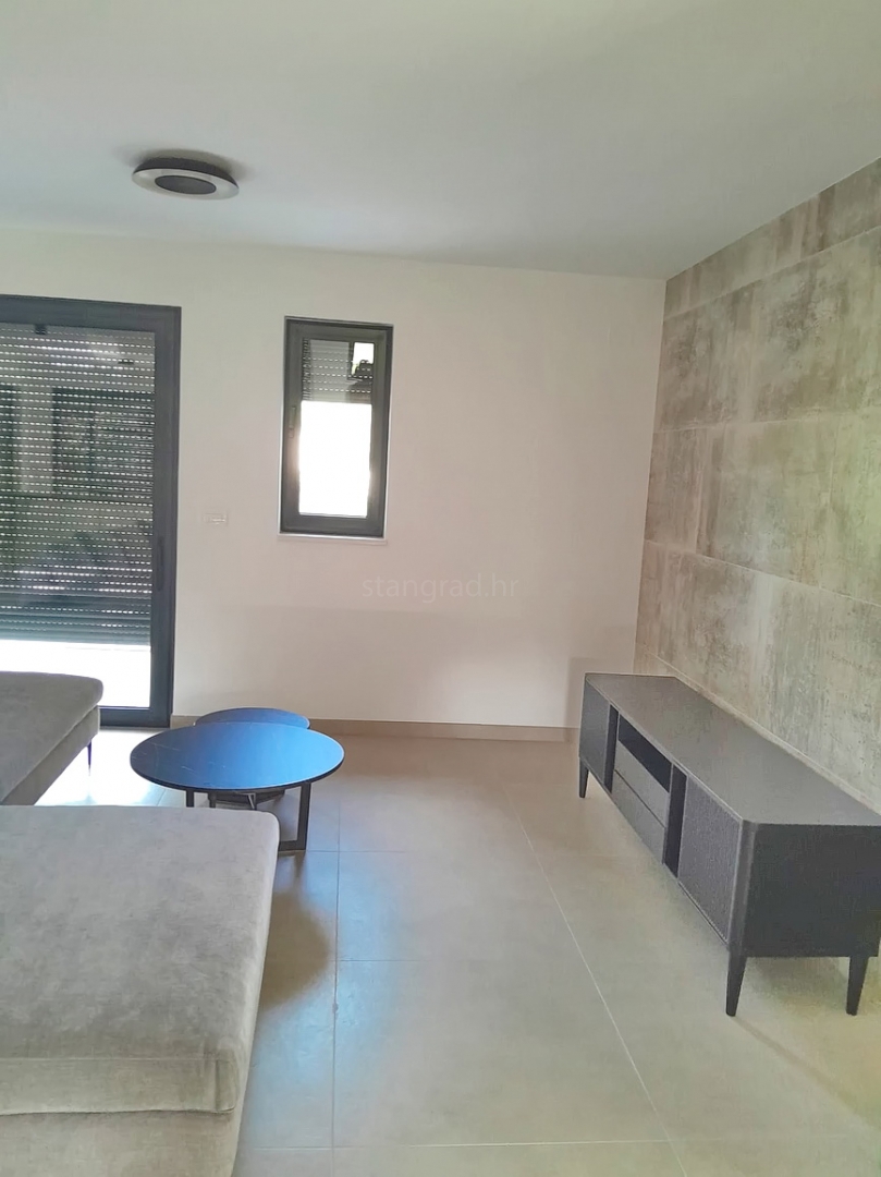 Malinska, nuovo appartamento duplex con piscina, a 200 m dal mare !!
