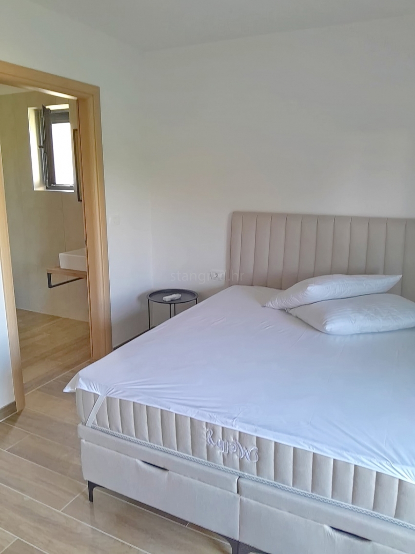 Malinska, nuovo appartamento duplex con piscina, a 200 m dal mare !!